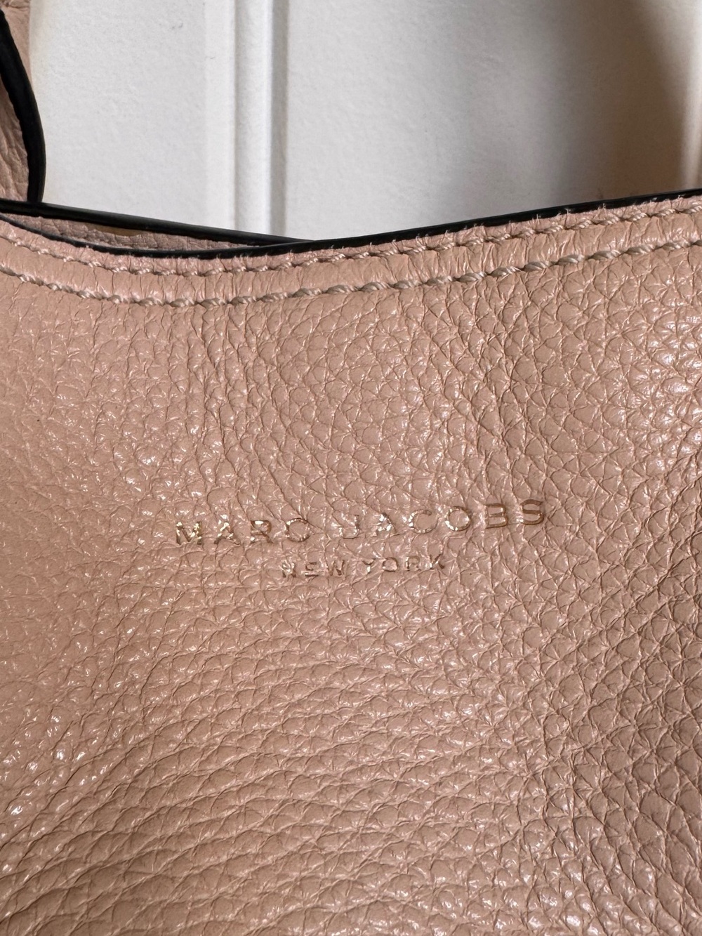 Marc Jacobs The Anchor Purse in Light Beige. 10” by 8” by 5.5” - Picture 4 of 12